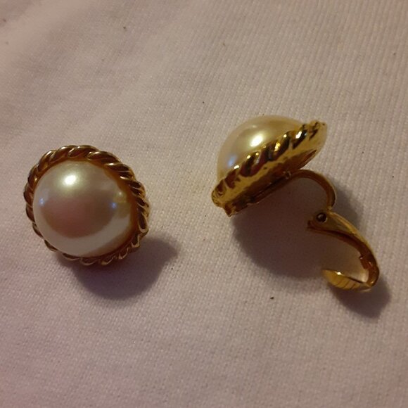 Clip-on Gold-toned earrings - Picture 1 of 3